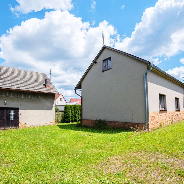 Rodinný dům 2+1, 120 m² + stodola, kolna, dřevník, pozemek 1323m2 - Podluhy, okr.Beroun.