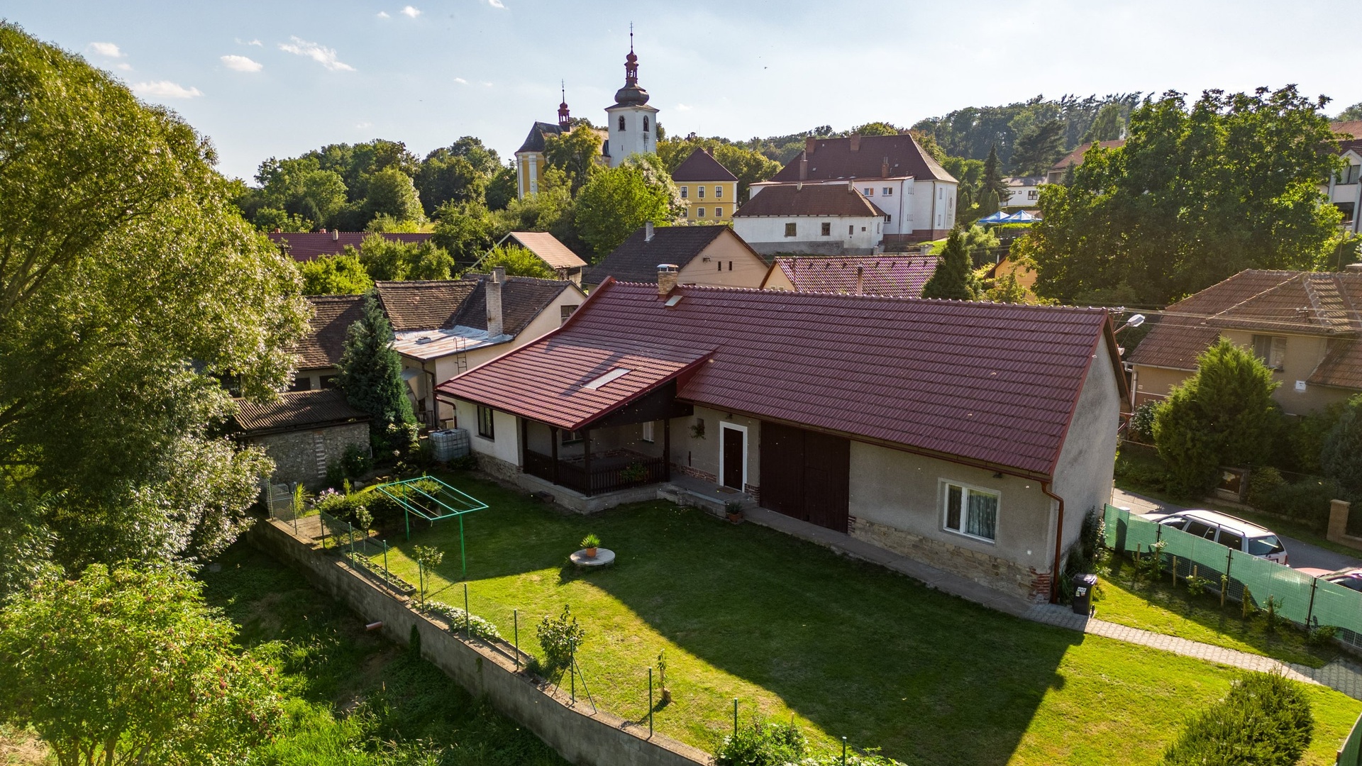 Prodej krásného rodinného domu, 120 m² podlahové plochy, 523 m² pozemek a k tomu nádherná stodola - Vilémov