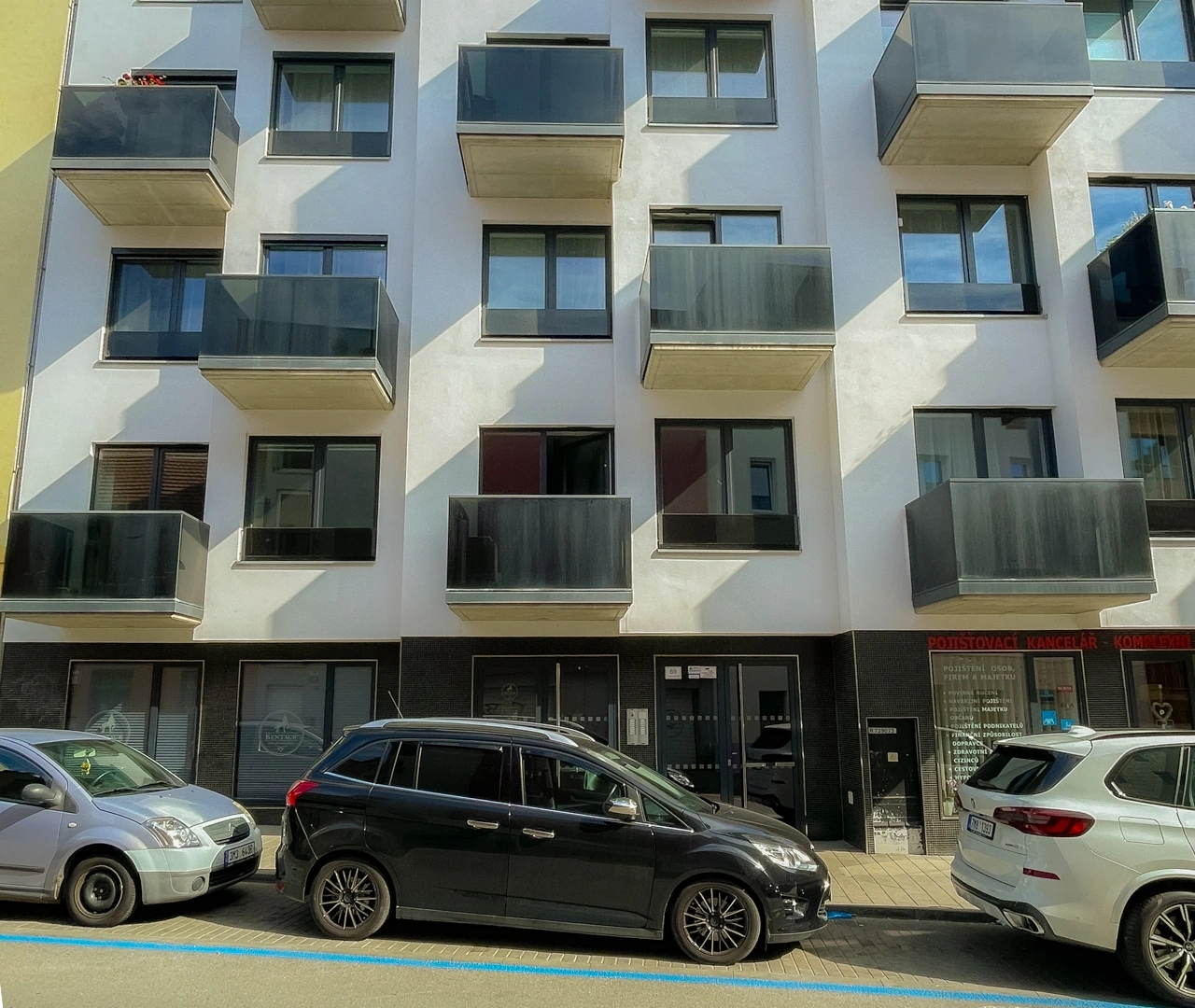 Moderní a vybavený byt s parkovacím stáním v blízkosti centra, na ulici Francouzská v Brně