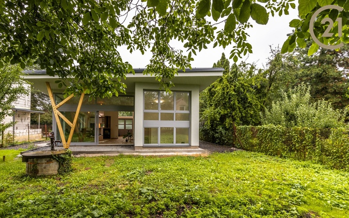 Zcela nový rodinný dům 5+kk, s užitnou plochou 165 m2 a s pozemkem 489 m2, Praha - Klánovice.