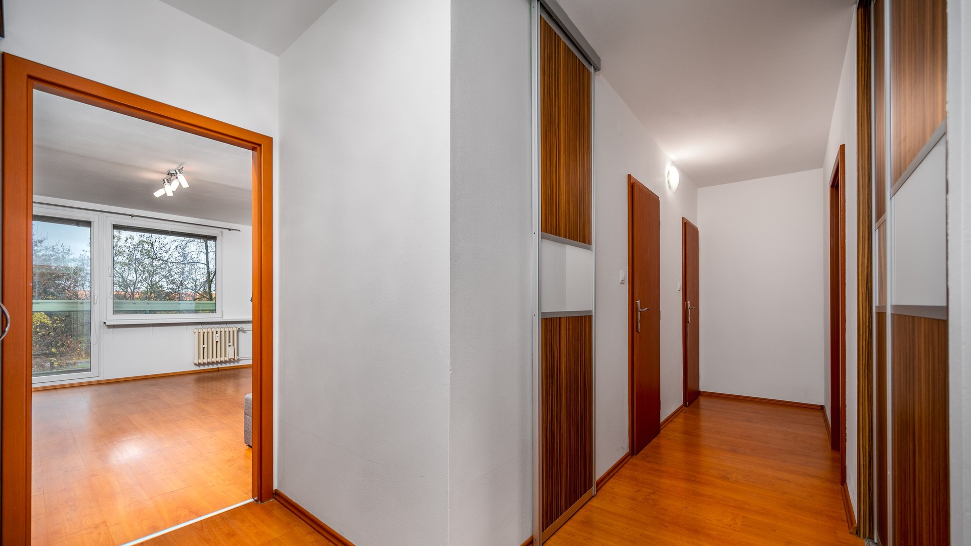 Prodej krásného bytu 3+1 se zasklenou lodžií po velké rekonstrukci, 70 m² - Praha - Prosek