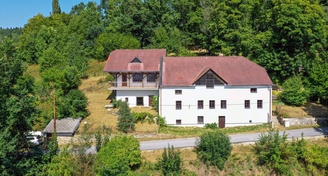 Prodej prostorného rodinného domu s úchvatným výhledem na Lipno (3 bytových jednotky), 400 m² - Horní Planá