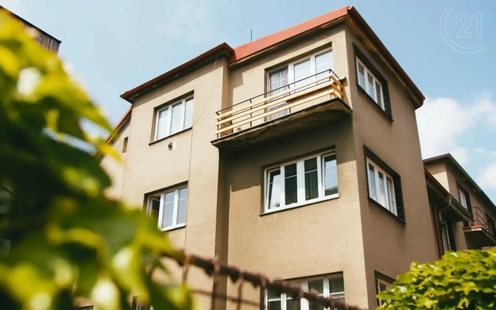 Nabízíme k prodeji byt 2+kk v klidné části Prahy se zahradou