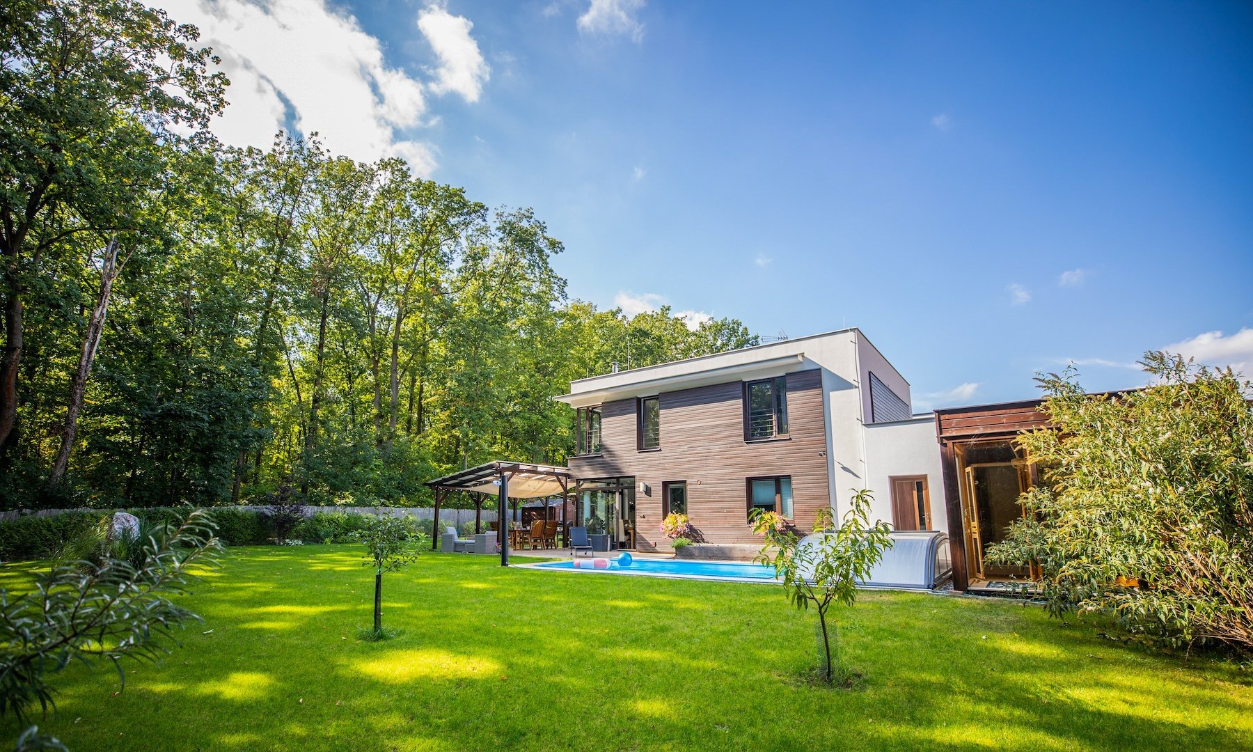 Pronájem krásného rodinného domu 5+1 se zahradou, bazénem a saunou, 184 m² - Praha - Radotín