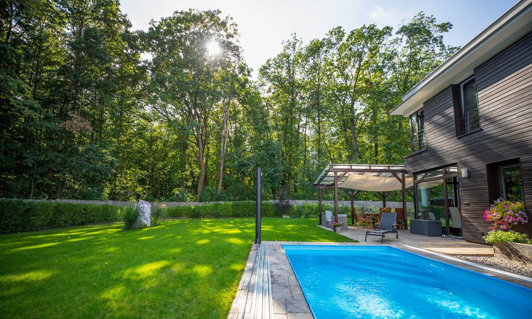 Pronájem krásného rodinného domu 5+1 se zahradou, bazénem a saunou, 184 m² - Praha - Radotín