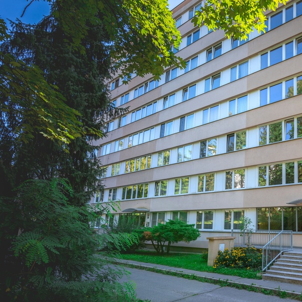 Prodej zrekonstruovaného bytu 2+kk se zasklenou lodžií a komorou, Praha 8 - Kobylisy