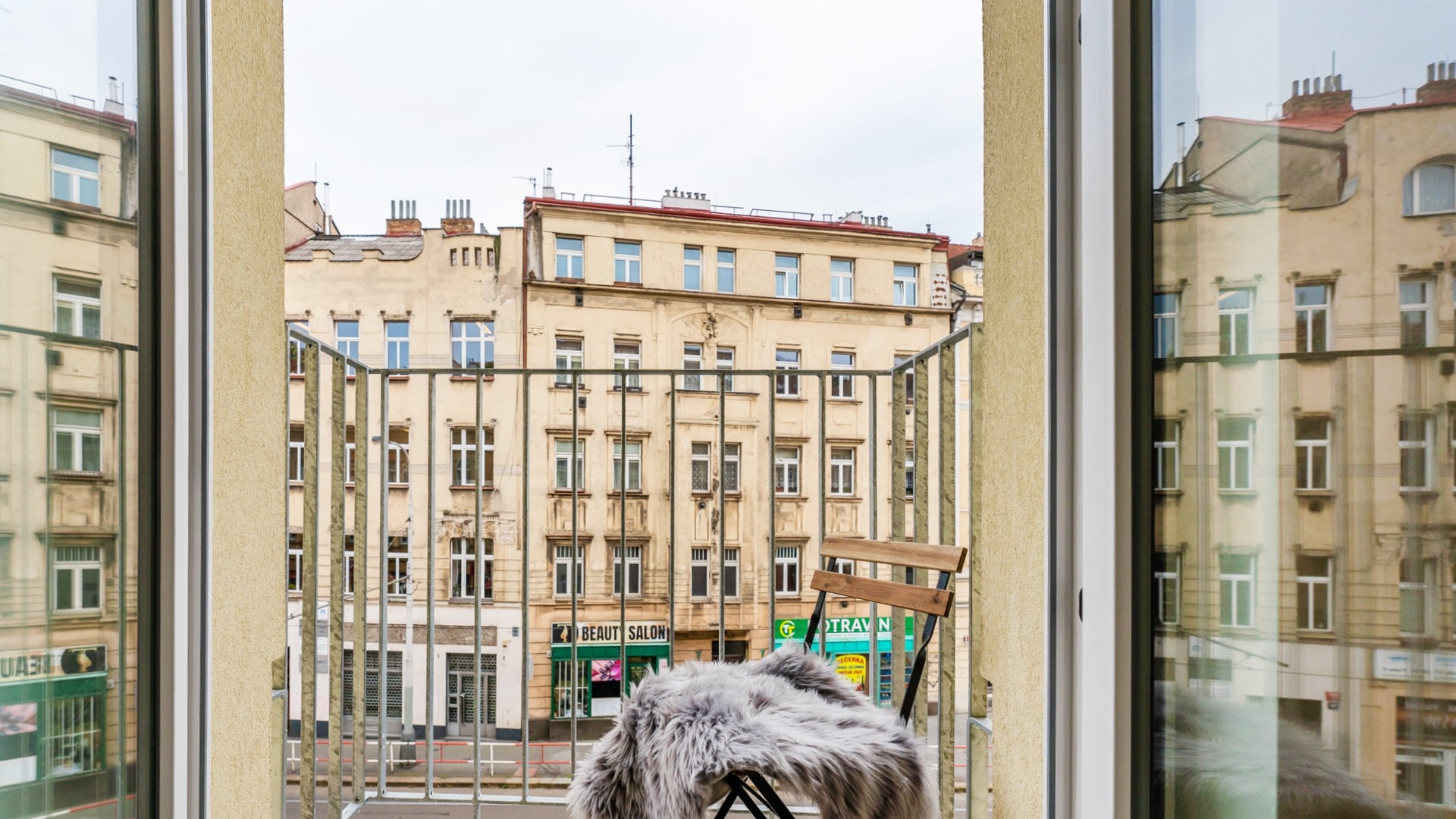 Pronájem bytu 1+kk s dvěma balkony, 33 m² - Praha - Košíře