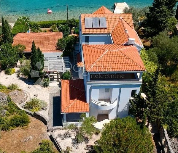 Prodej vily v 1. řadě na břehu Jaderského moře, 440 m², ostrov Mali Iž, Zadar