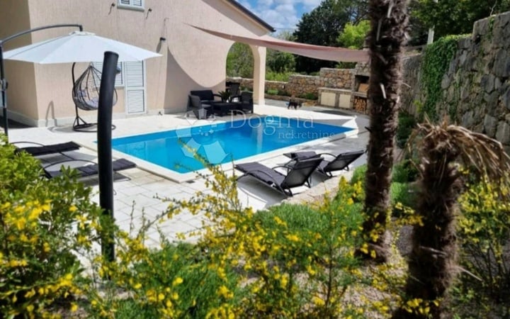 Prodej zrekonstruovaného domu s bazénem, 84 m², u města Krk, ostrov Krk, Chorvatsko