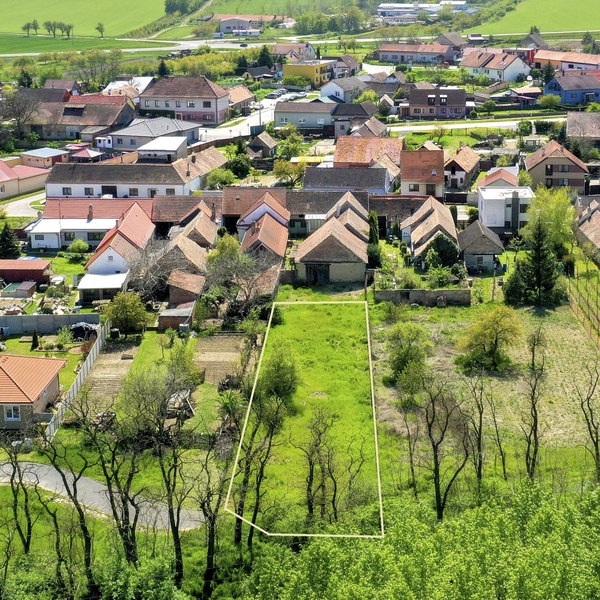 Prodej pozemku 800 m² v obci Lechovice