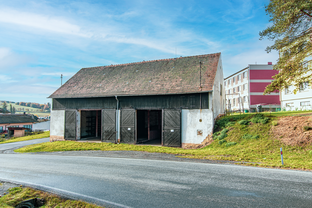 Prodej velmi zajímavé stodoly v obci Manětín o