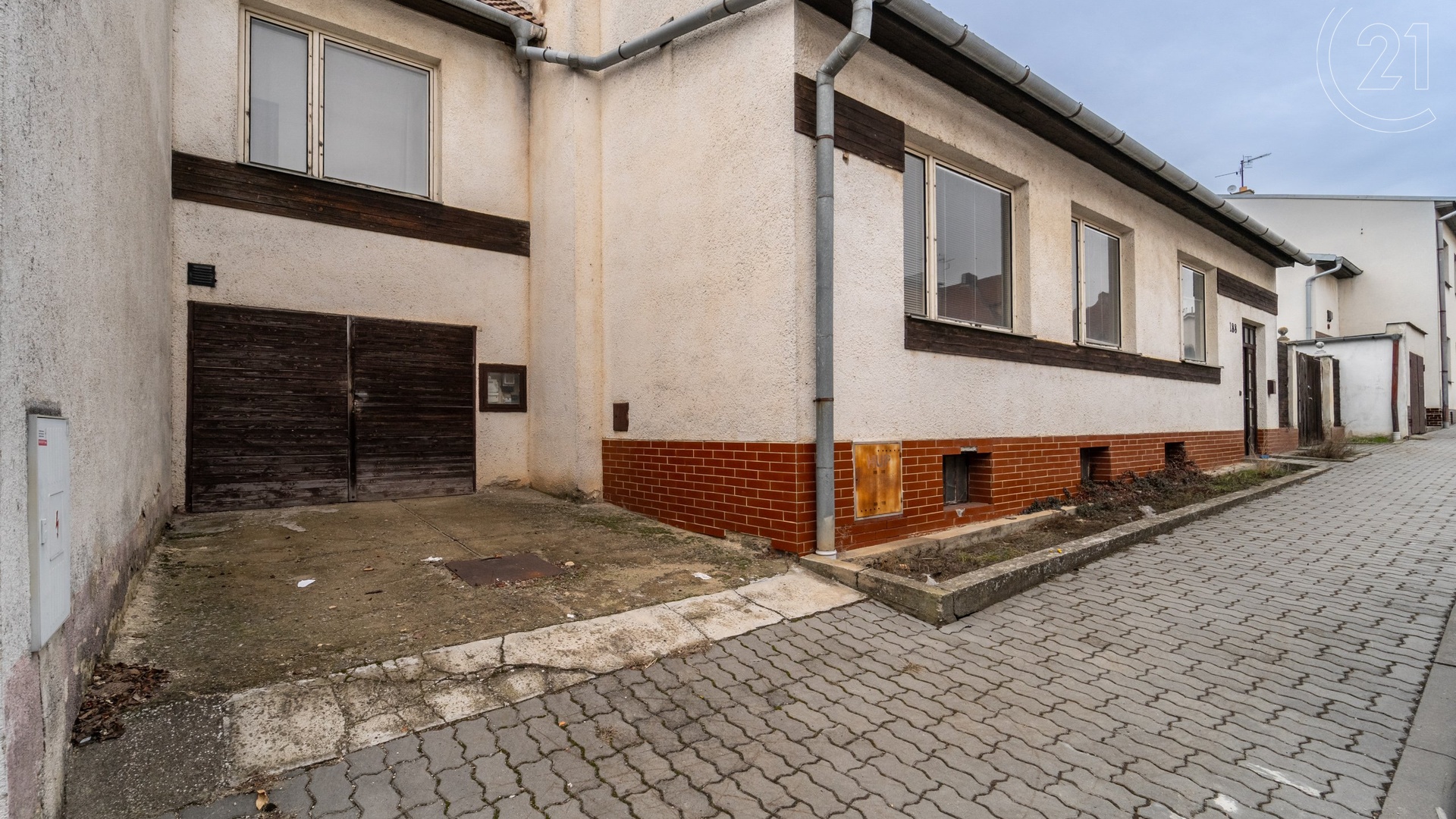 Prodej dvoupatrového rodinného domu velikosti 7+1 v malebné obci Kuchařovice poblíž Znojma