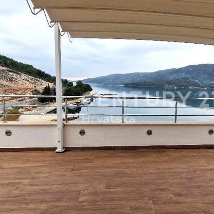 Krásný penthouse v 1. řadě u moře! 135 m² - Marina, Split