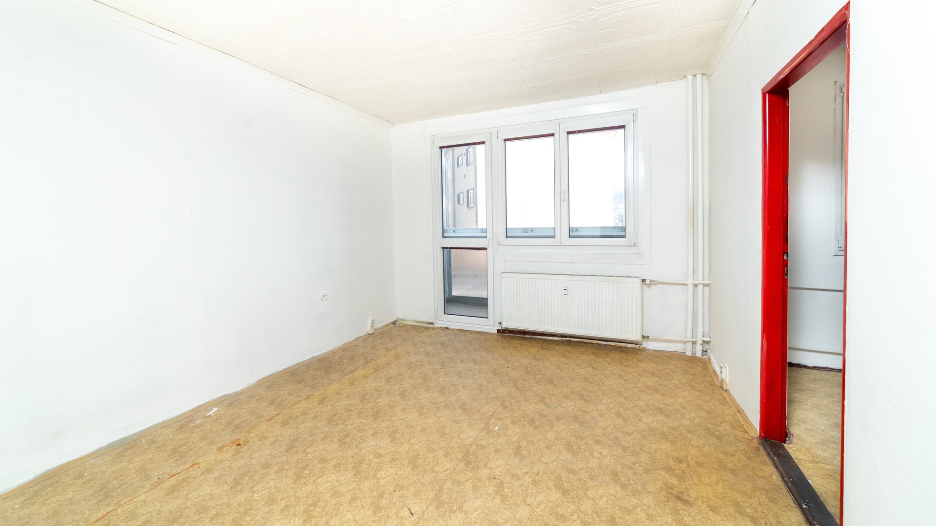 Prodej bytu 2+1, 36 m² s prosklenou lodžií a sklepní kójí v Tanvaldu