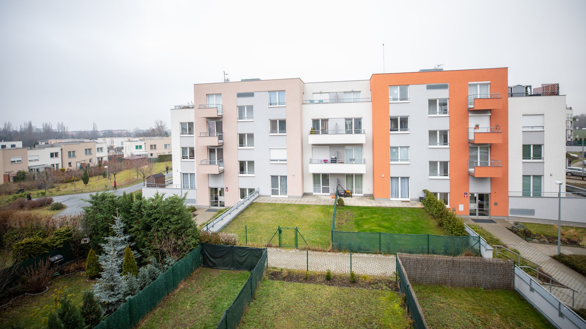 Prodej bytu 2+kk s balkonem, sklepem a parkovacím stáním, 53 m² - Praha, Letňany