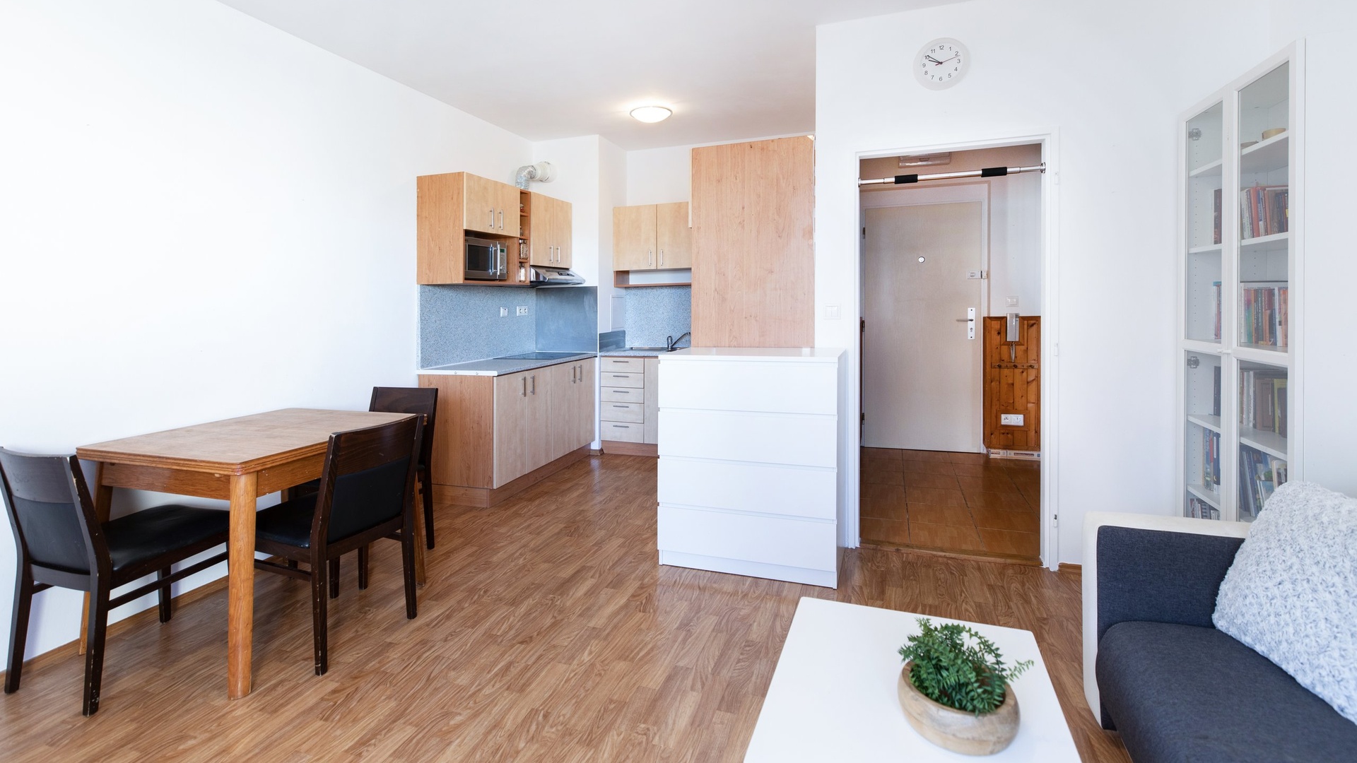 Prodej bytu 2kk s obytnou plochou 49 m2 a prostornou lodžií 6 m2 Praha Uhříněves