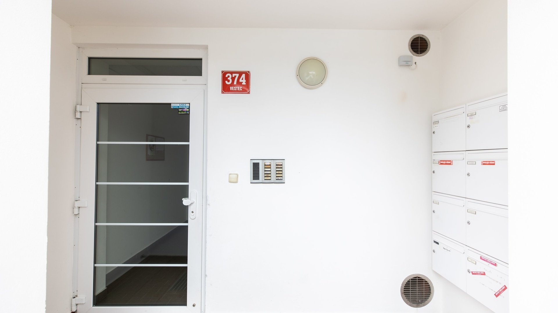 Prodej bytu 2+kk s terasou a předzahrádkou, 42 m², předzahrádka 66 m² - Vestec, Praha - západ