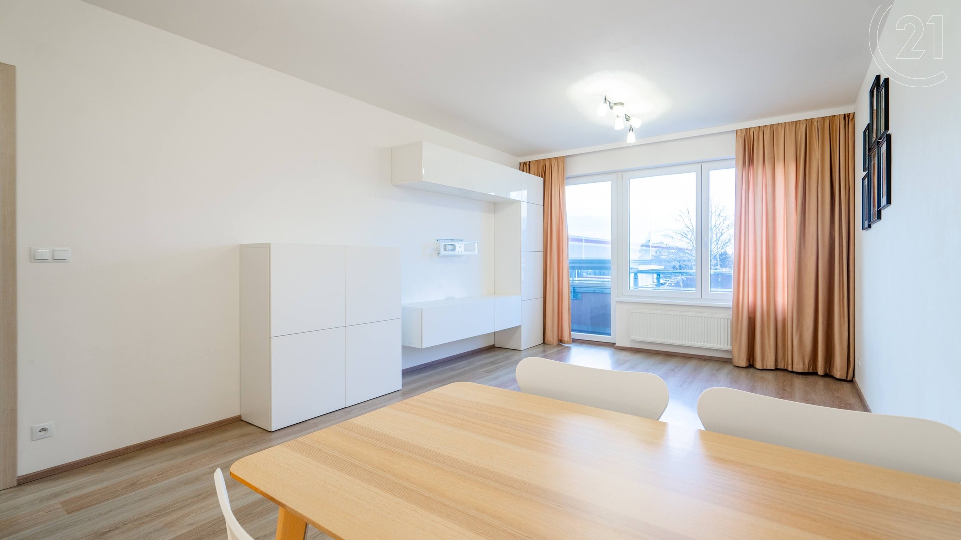 Pronájem bytu 2+kk s balkonem a parkovací stáním , 67 m² - Praha, Letňany