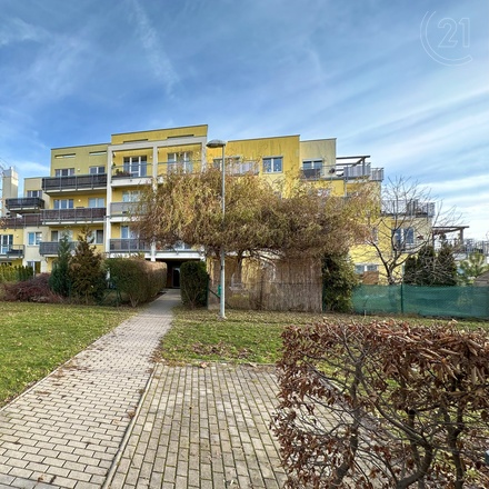 Prodej nadstandartdího  slunného bytu  3+kk v Praze-Řeporyjí, 117 m²,  s dvěma terasami, garážovým stáním a dvěma sklepy.