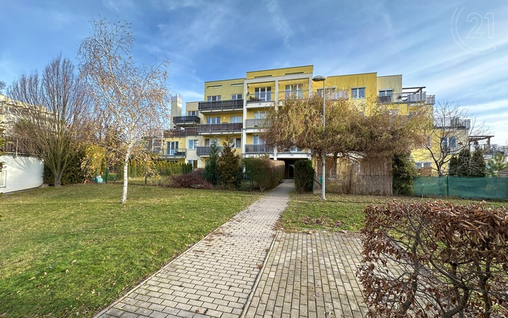 Prodej nadstandartdího  slunného bytu  3+kk v Praze-Řeporyjí, 117 m²,  s dvěma terasami, garážovým stáním a dvěma sklepy.