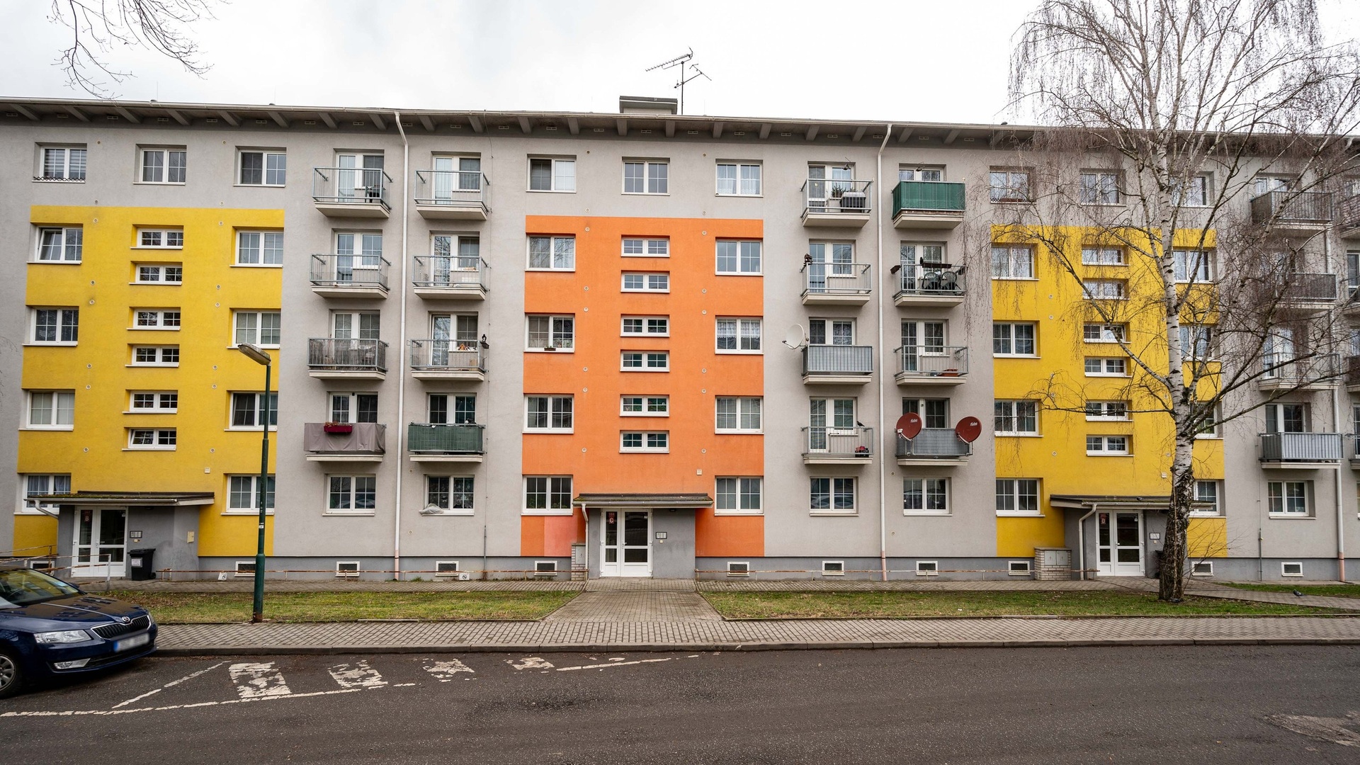Prodej družstevního bytu 2+kk, 46 m², 2x balkón, sklep a parkovací stání na hlídaném parkovišti - Milovice - Mladá