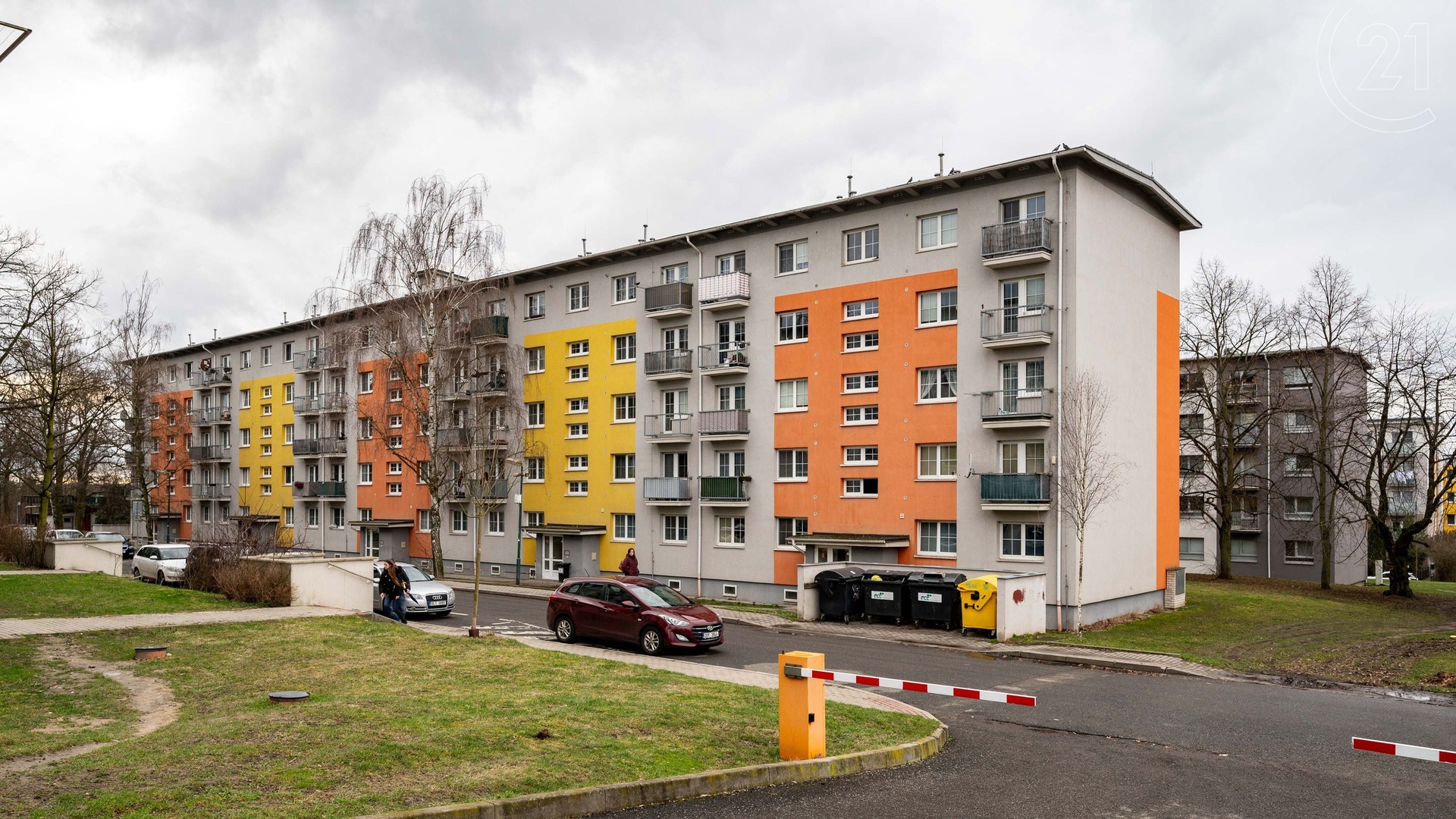 Prodej družstevního bytu 2+kk, 46 m², 2x balkón, sklep a parkovací stání na hlídaném parkovišti - Milovice - Mladá
