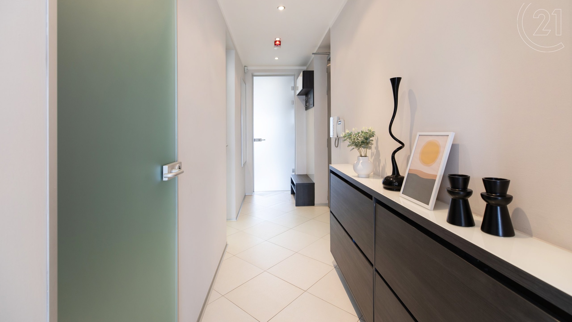 Pronájem moderního bytu 2+kk s lodžií, garážovým stáním a sklepem, 78 m² | lodžie 9 m² | sklep 3 m², Karlín