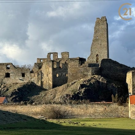 Chata nedaleko od hradu Okoř, s užitnou plochou 20 m2 a s pozemkem 404 m2.