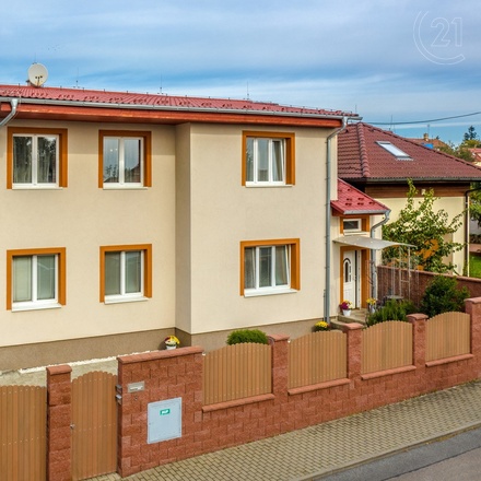 Prodej bytového domu s 3, jednotkami, užitná plocha 315 m², zahrada 437 m², - Praha - Horní Počernice