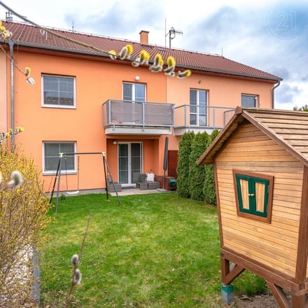 Prodej řadového rodinného domu se zahradou, 4+kk s užitnou plochou 111 m² a garáží 20 m2  - Zlonín