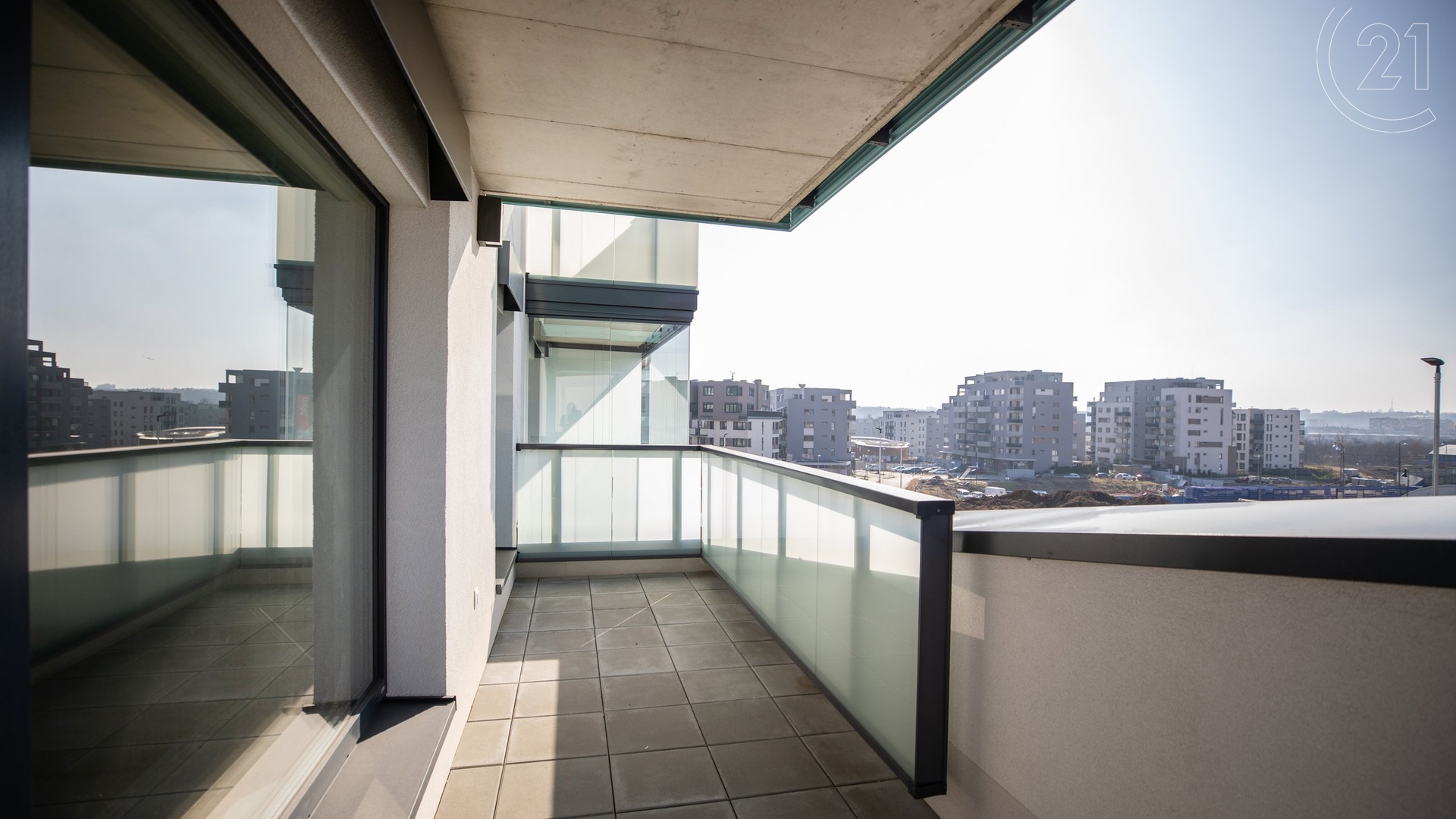 Pronájem nového bytu 2+kk s balkonem, garážovým stáním a sklepem, 46 m², Hloubětín - Praha