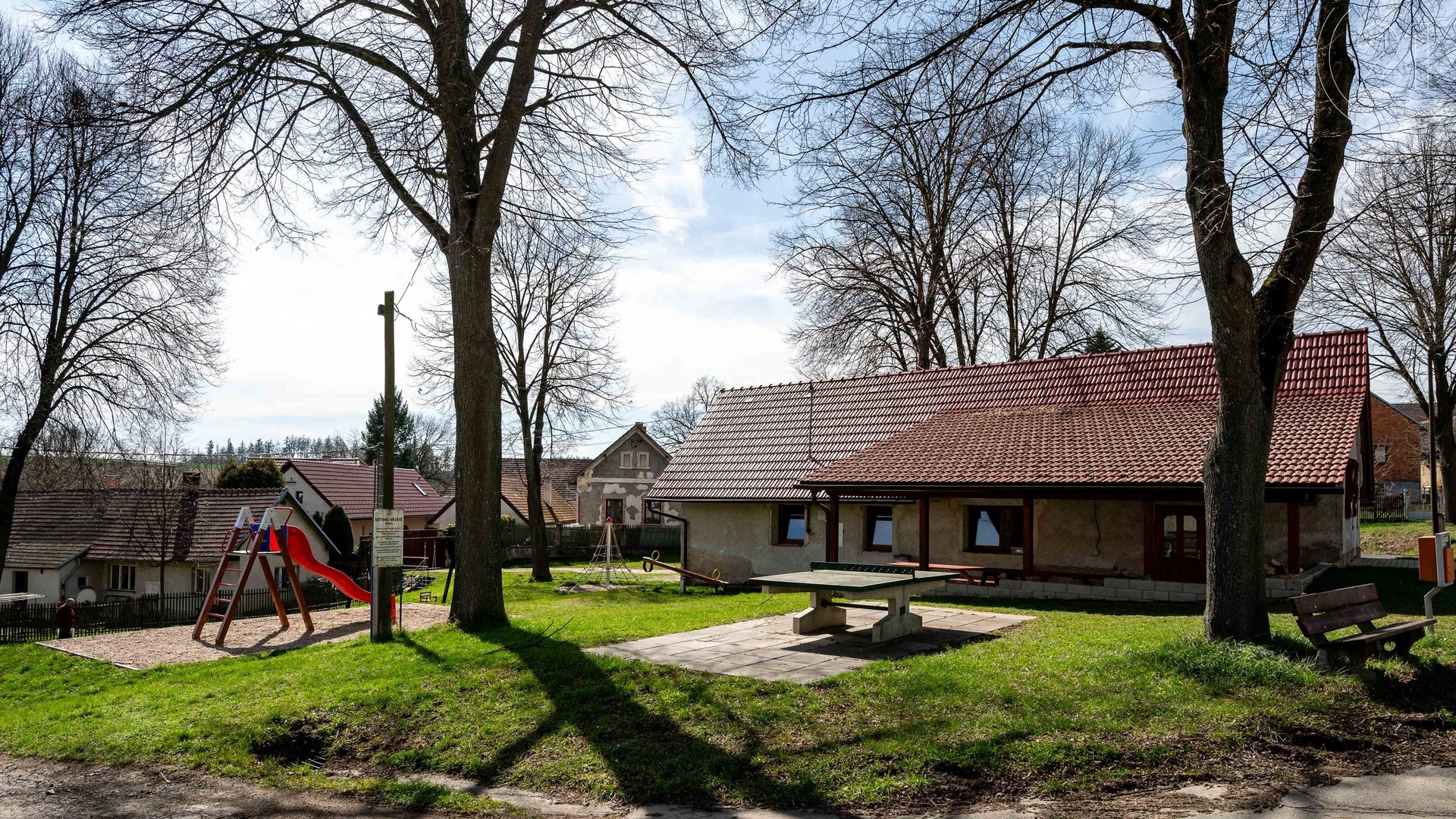 Prodej rodinného domu před rekonstrukcí s hospodářským stavením a velkým potencionálem, 130 m²  podlahové plochy a pozemek 1190 m² - Vlašim - Znosim