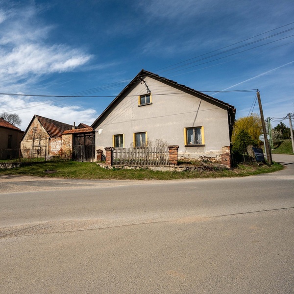 Prodej rodinného domu před rekonstrukcí s hospodářským stavením a velkým potencionálem, 130 m²  podlahové plochy a pozemek 1190 m² - Vlašim - Znosim