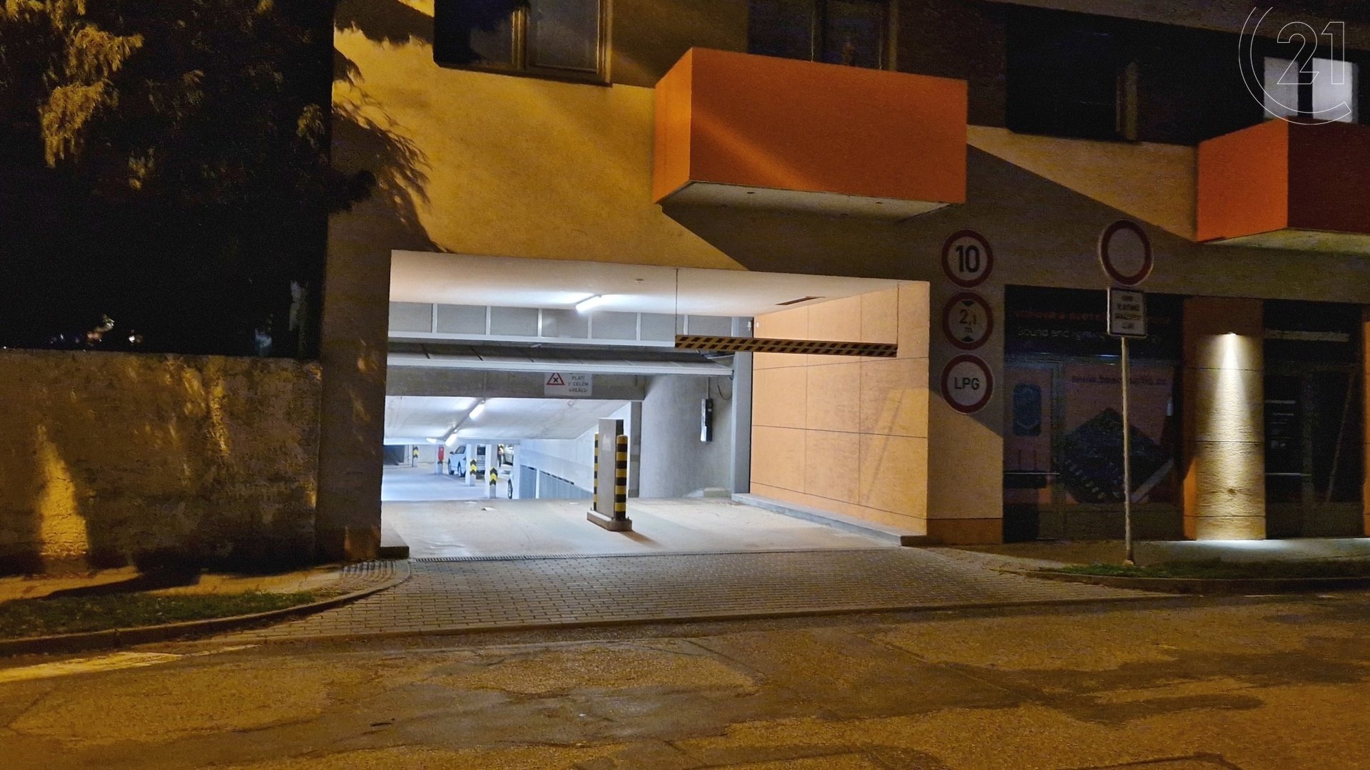 Pronájem garážového stání 14 m² - Brno - Mojmírovo náměstí