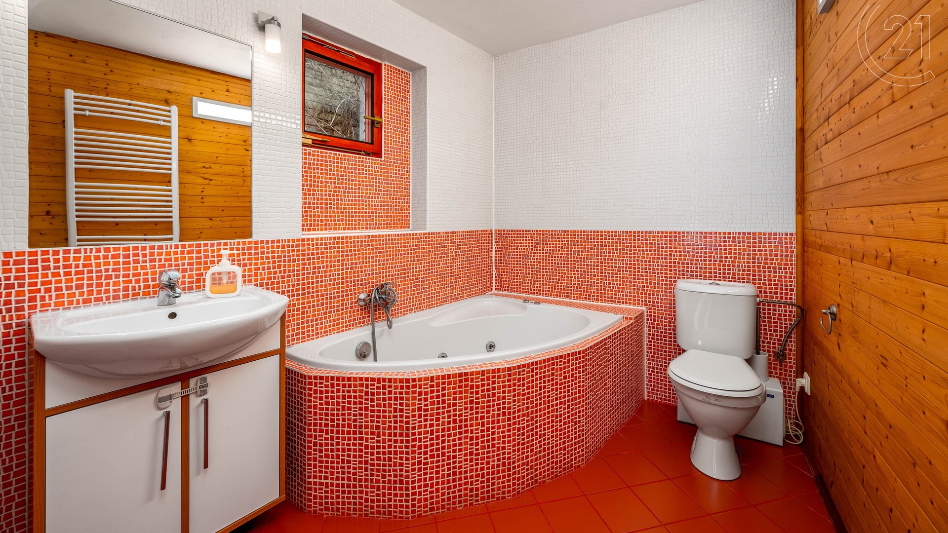 Prodej rodinného domu po rekonstrukci s bazénem a nádhernou saunou vtesanou do skály, 230 m² podlahové plochy a 584 m² pozemek - Rynholec