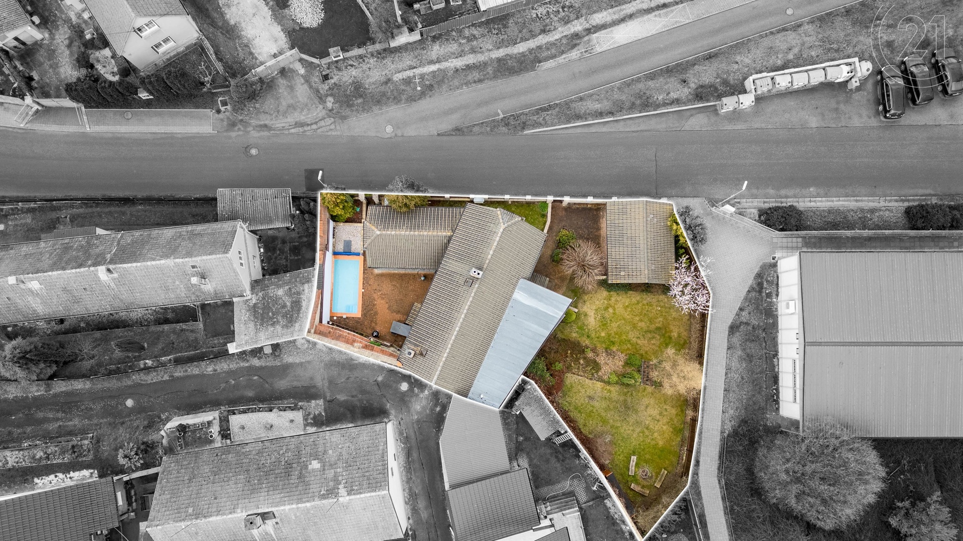 Prodej rodinného domu po rekonstrukci s bazénem a nádhernou saunou vtesanou do skály, 230 m² podlahové plochy a 584 m² pozemek - Rynholec