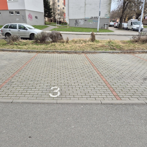 Pronájem garážové stání, 12 m² - Brno - Černovice