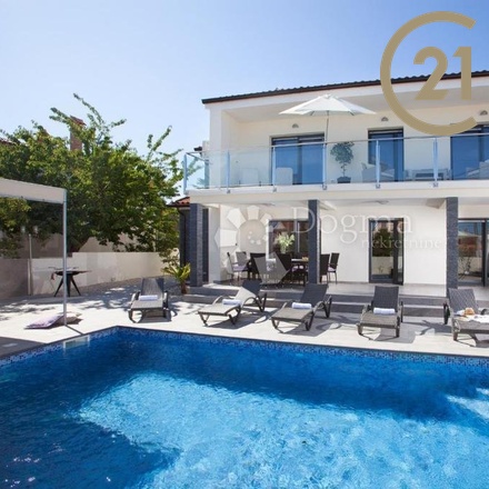 Prodej dvoupatrové vily (220 m²) s bazénem v docházkové vzdálenosti na pláž, Medulin