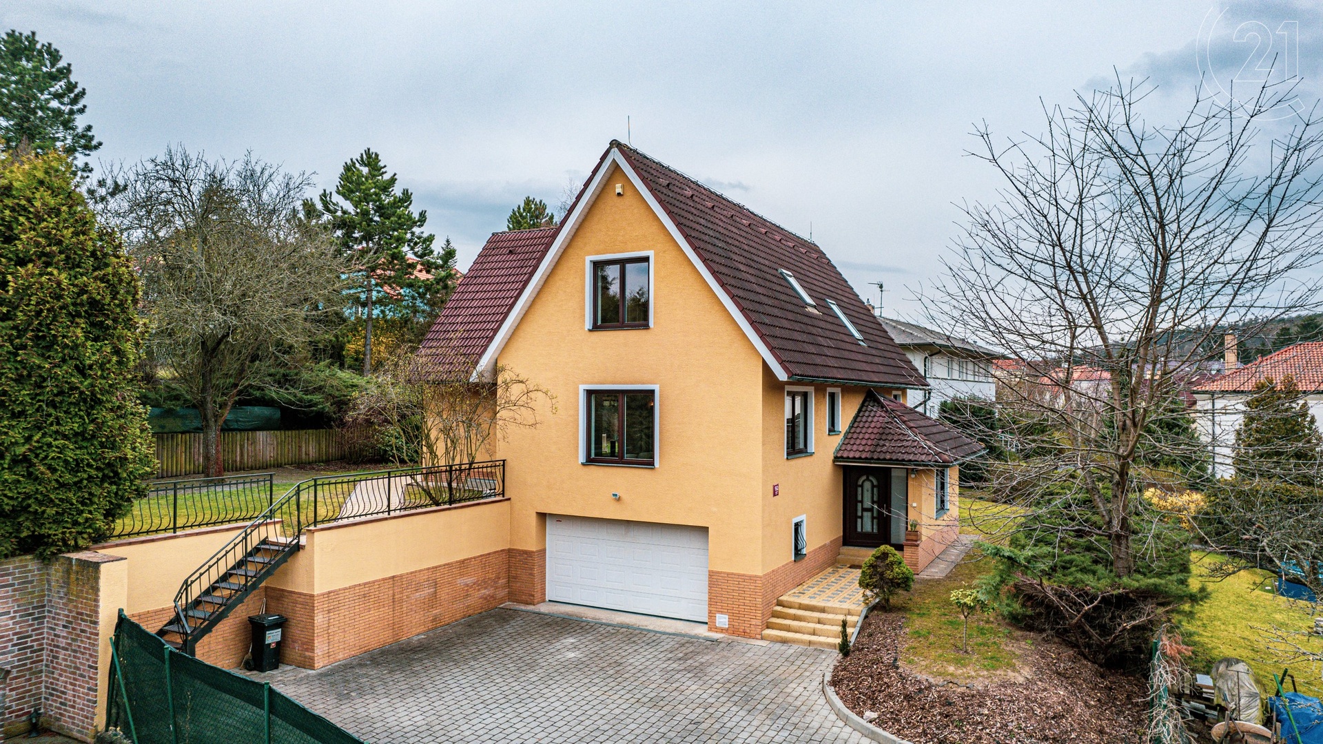 Prodej krásného rodinného domu se zahradou v  Praze - Nebušicích o užitné ploše 304 m²