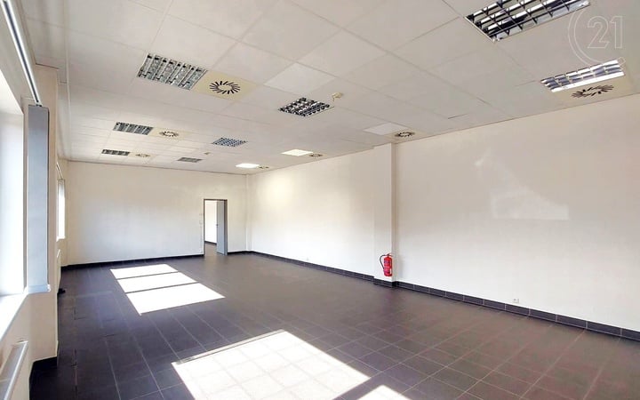 Pronájem kanceláře, 742 m² - Praha - Horní Počernice