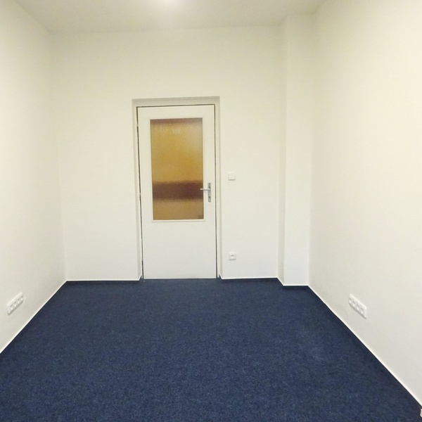 Pronájem kanceláře, 12 m² - Zlín - Louky + parkovací místo
