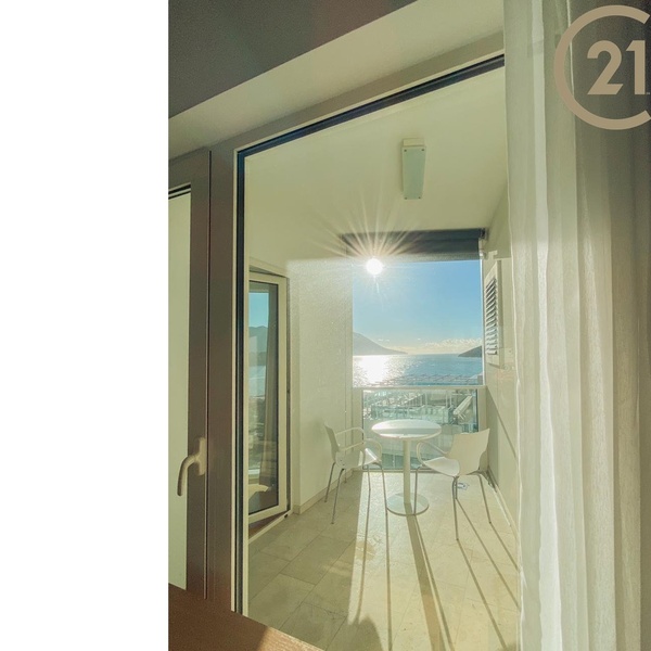 Prodej bytu 3+1 (77 m²) s terasou a nádherným výhledem na moře - Budva, Černá Hora