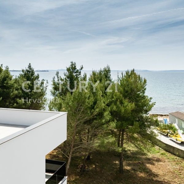 Prodej bytu 3+kk (69 m²) s terasou a nádherným výhledem, nacházející se 30m od moře - Vir, Chorvatsko