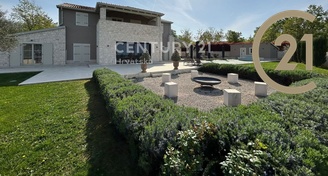 Prodej luxusní vily (299 m²) s bazénem, saunou, letní kuchyní a výhledem na moře - Sveti Lovreč, Istrie, Chorvatsko