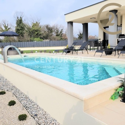Prodej rodinného domu 4+kk (154 m²) s bazénem - Vodnjan, Istrie, Chorvatsko