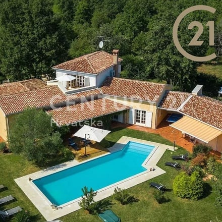 Prodej rodinné vily s bazénem (314 m²), uprostřed nádherné přírody, 15 km od pobřežního města Poreč, Istrie, Chorvatsko