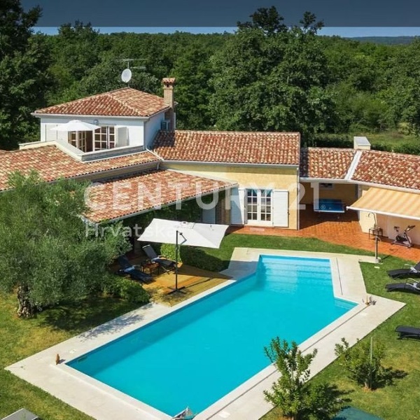 Prodej rodinné vily s bazénem (314 m²), uprostřed nádherné přírody, 15 km od pobřežního města Poreč, Istrie, Chorvatsko