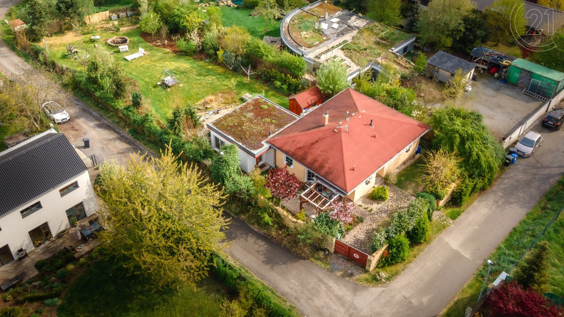 Prodej rodinného domu s velkou zahradou a vnitřním bazénem, o dispozici 4+kk a užitnou plochou 155 m² - Petříkov