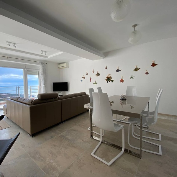 Prodej bytu 4+kk (120 m²) s terasou a nádherným výhledem na moře - Budva, Černá Hora