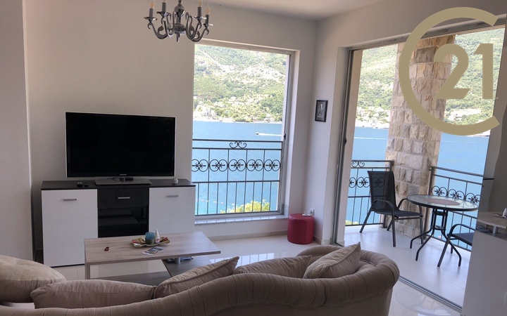 Prodej bytu 3+kk (87 m²) s balkonem, pouze 52 m od moře - Lepetane, Tivat, Černá Hora